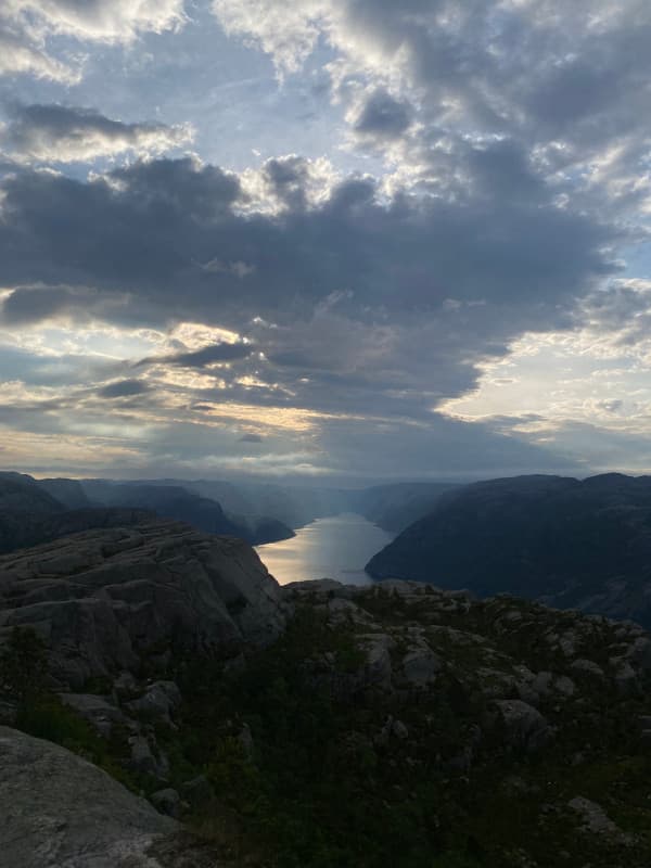 Aussicht auf Fjord bei der Preikestolenwanderung