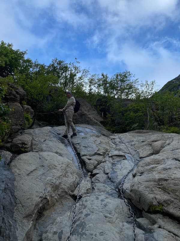 Fabi kletter einen Felsen hoch - Buarbreen Gletscher-Wanderung
