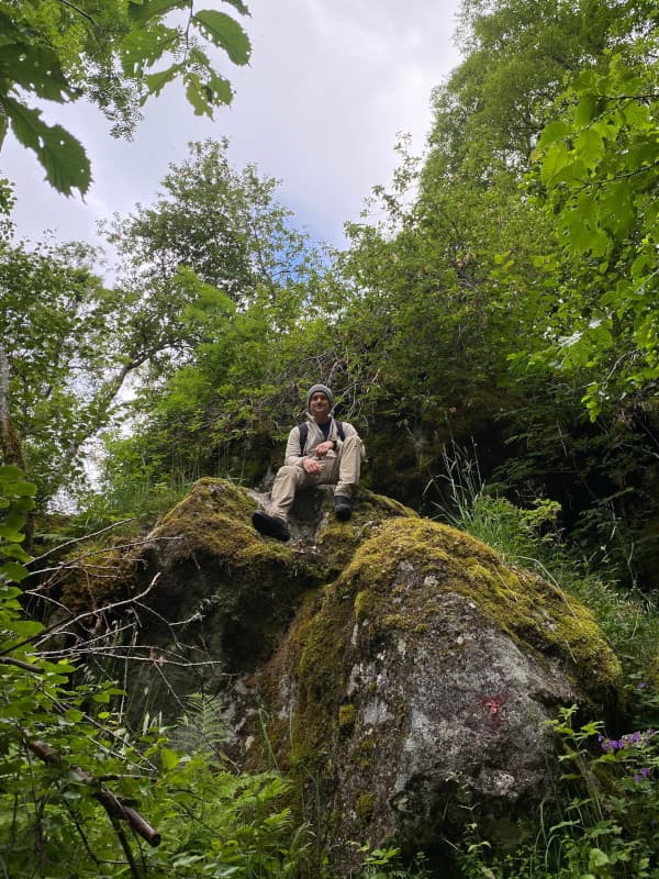 Fabi auf einem Felsen im Wald - Buarbreen Gletscher Wanderung