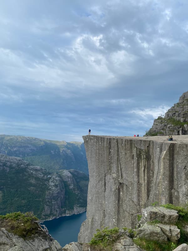 Fabi auf Felsplattform Preikestolen Wanderung