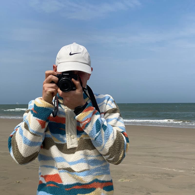 Fabi mit Kamera am Kjul Strand in Dänemark