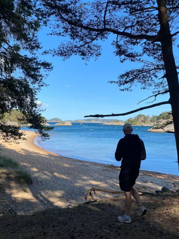 Fabi im Wald von Mandal - Meeresblick