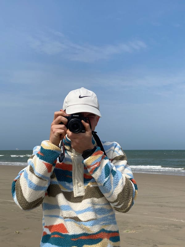 Fabi mit unserer Kamera in der Hand am Strand nähe Hirtshals