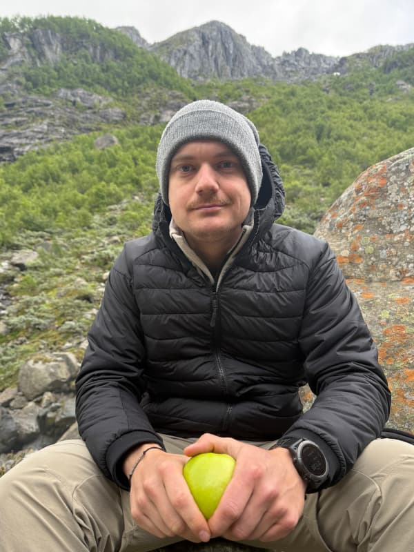 Fabi genießt seinen Apfel - Buarbreen Wanderung