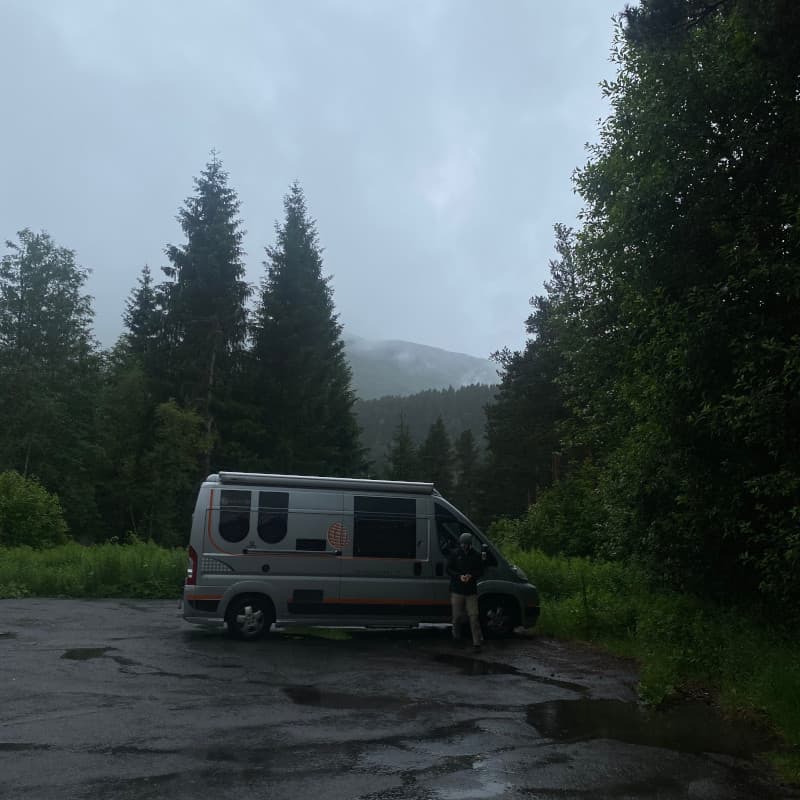 Fabi vor unserem Camper - Norwegen, Skare