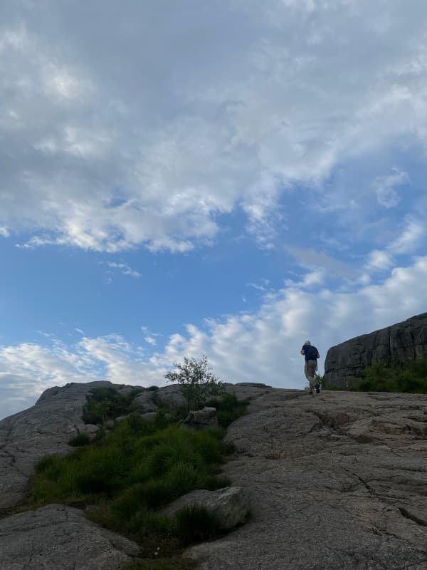Fabi wandert Felsen hoch - Preikestolen Wanderung
