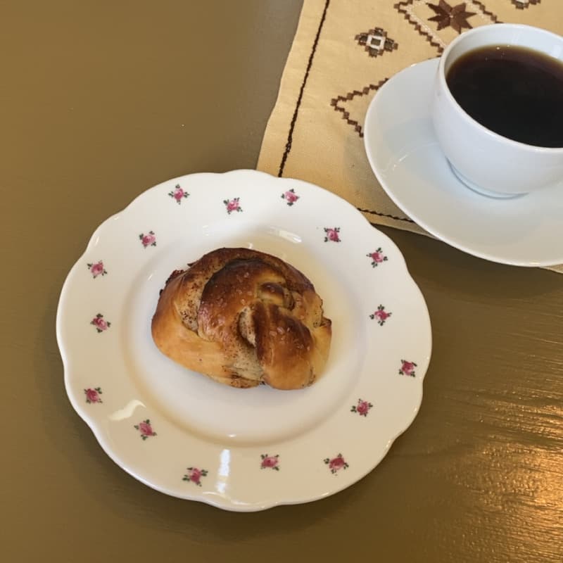 Kaffee und Zimtknoten im Café in Jondal