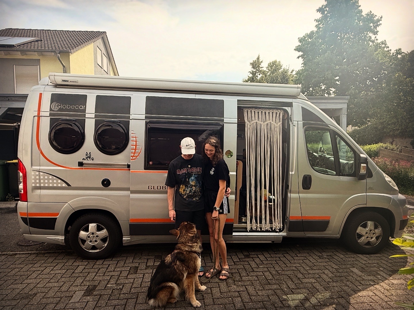 Leeyah, Sassi und Fabi vor dem Camper