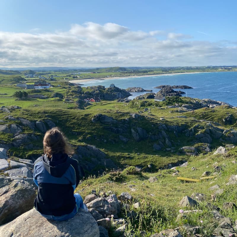 Sassi sitzt auf einem Felsen - Raege Norwegen