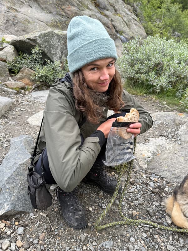 Sassi beim Vespern bei der Buarbreen Wanderung