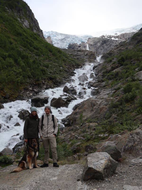 Sassi, Fabi & Leeyah vor dem Buarbreen Gletscher
