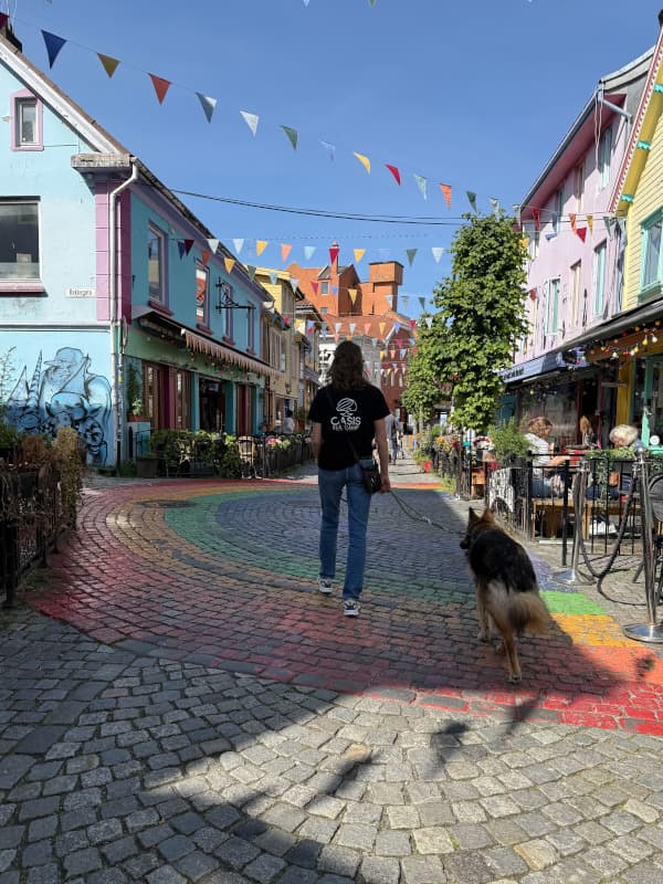 Sassi und Leeyah in der bunten Häuser-Straße in stavagner