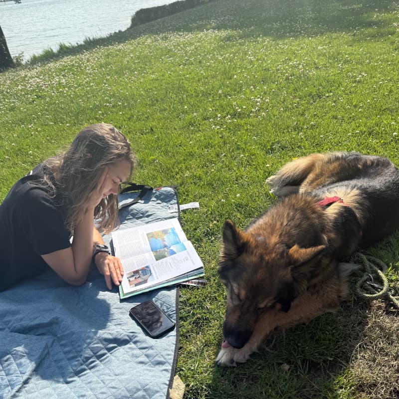 Sassi und Leeyah liegen auf der Wiese in Horsens