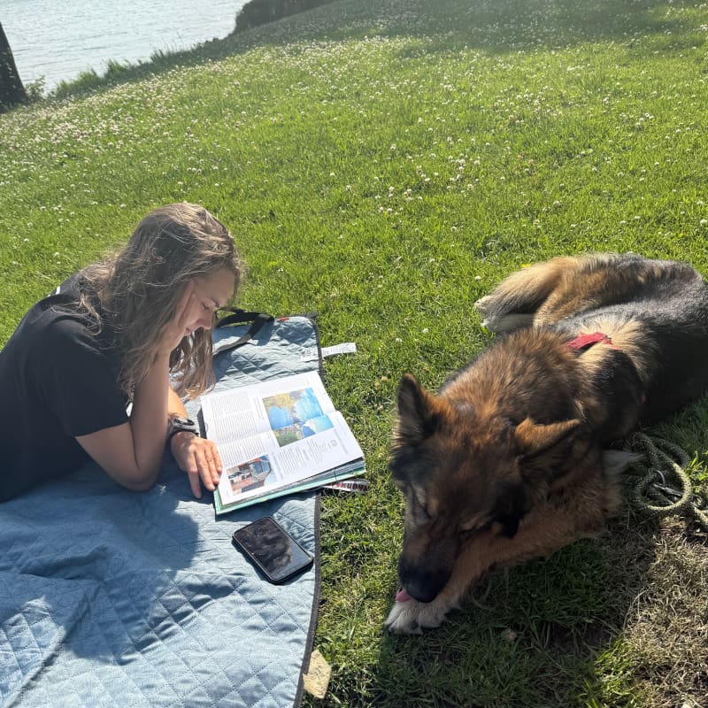 Sassi & Leeyah liegen auf der Wiese im Park von Horsens