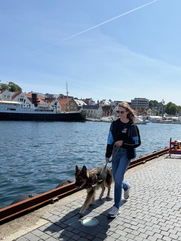 Sassi und Leeyah am Hafen in Stavagner