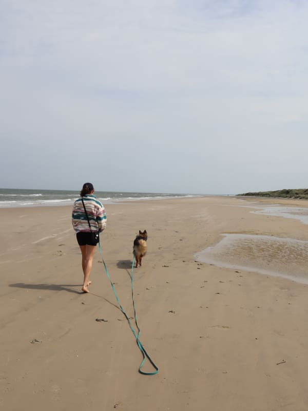 Sassi geht mit Leeyah am Strand spazieren