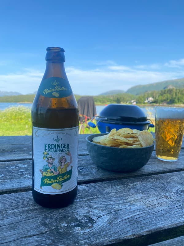 Bier und Chips am Stellplatz in Vagoy