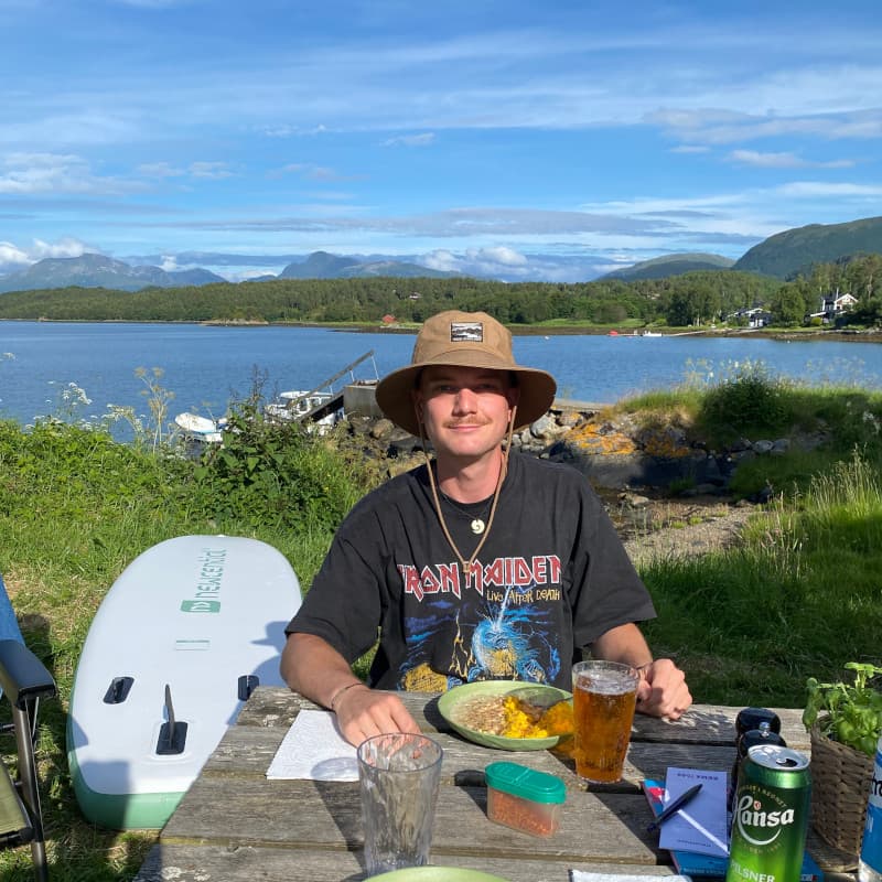 Fabi beim Abendessen in Vagoy