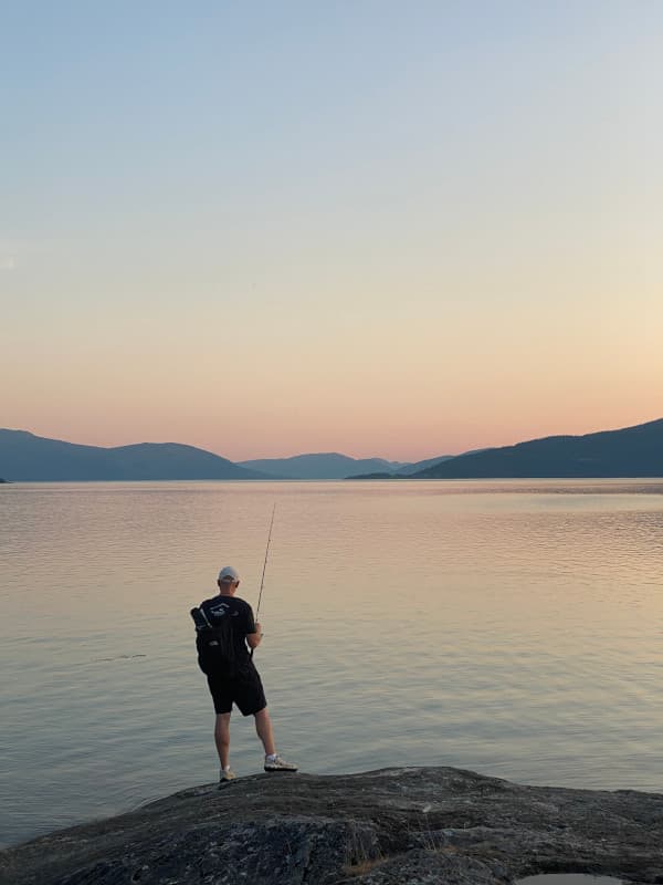 Fabi angelt im Sonnenuntergang, Mo i Rana