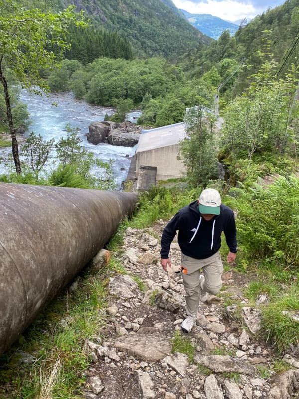 Fabi beim Aufstieg - Nykkjesoyfossen Wanderung