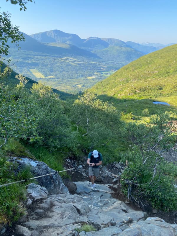Fabi klettert hoch - Trollkyrkja
