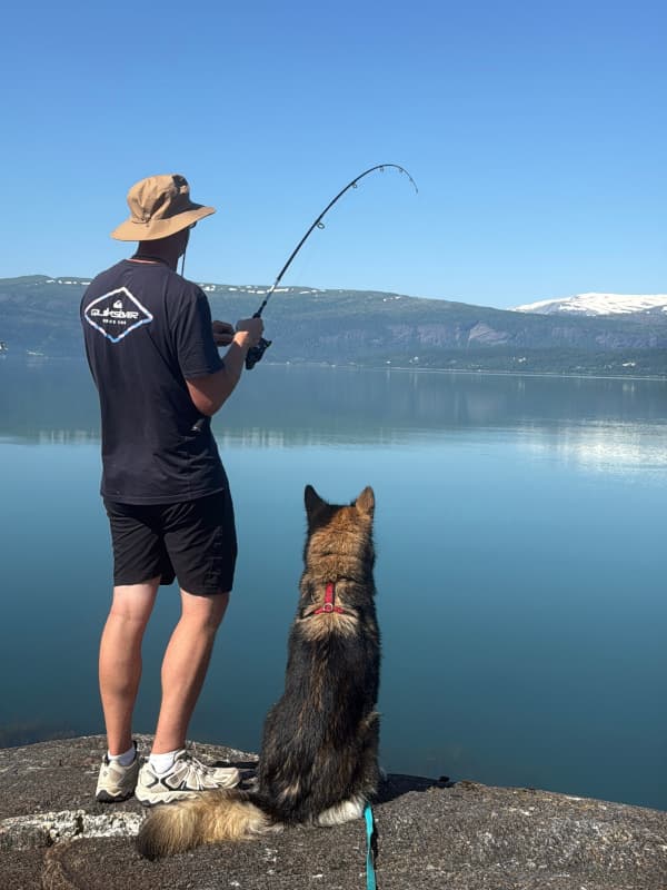 Fabi angelt mit Leeyah in der Nähe von Mo i Rana