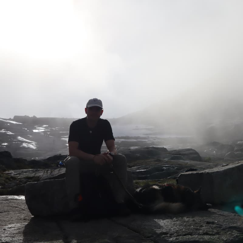 Fabi und Leeyah im Nebel - Trolltunga
