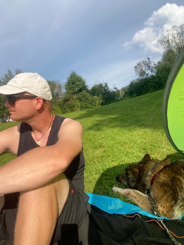 Fabi & Leeyah auf der Wiese nähe des Strandes, Mo i Rana