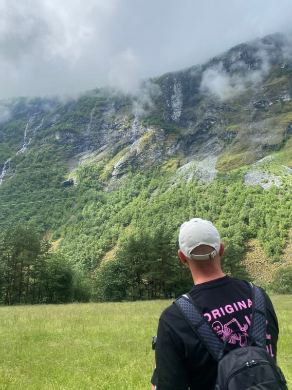 Fabi schaut Wasserfälle an, Verttisfossen Wanderung