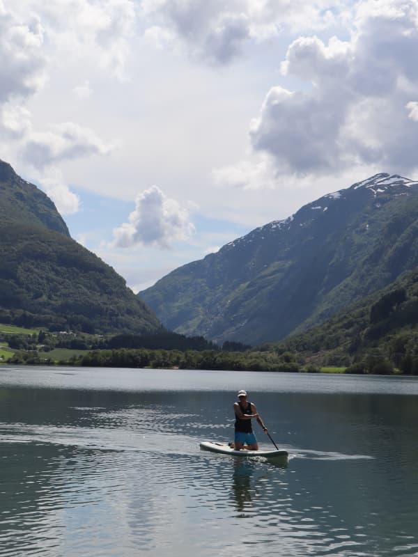 Fabi auf dem SUP auf dem Bergheimsvatnet See