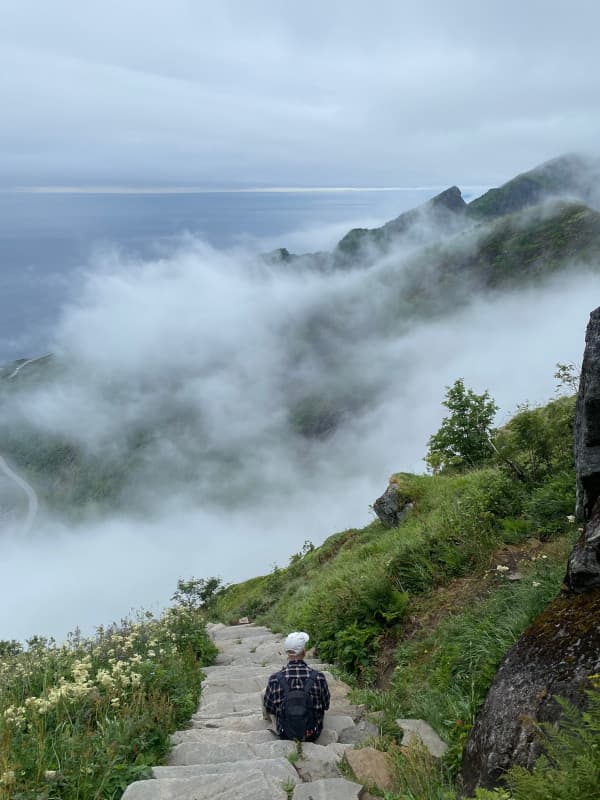 Fabi auf Treppen der Reinebringen