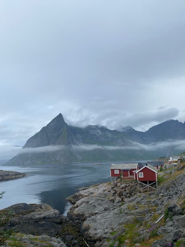Fischerhäuser bei Hamnoy am Fjord