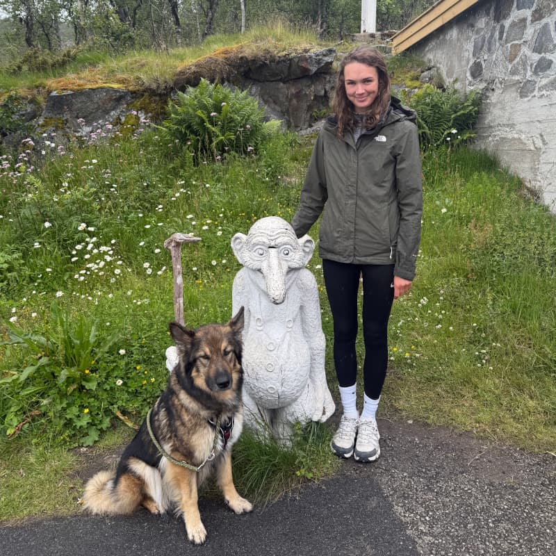 Sassi und Leeyah mit einem Troll - Voringsfossen Wasserfälle