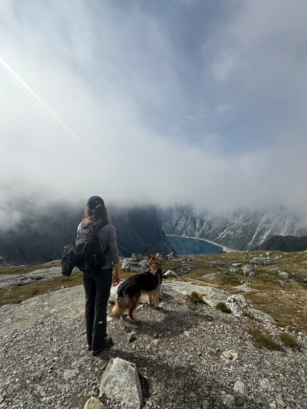 Sassi und Leeyah am Abhang - Trolltunga