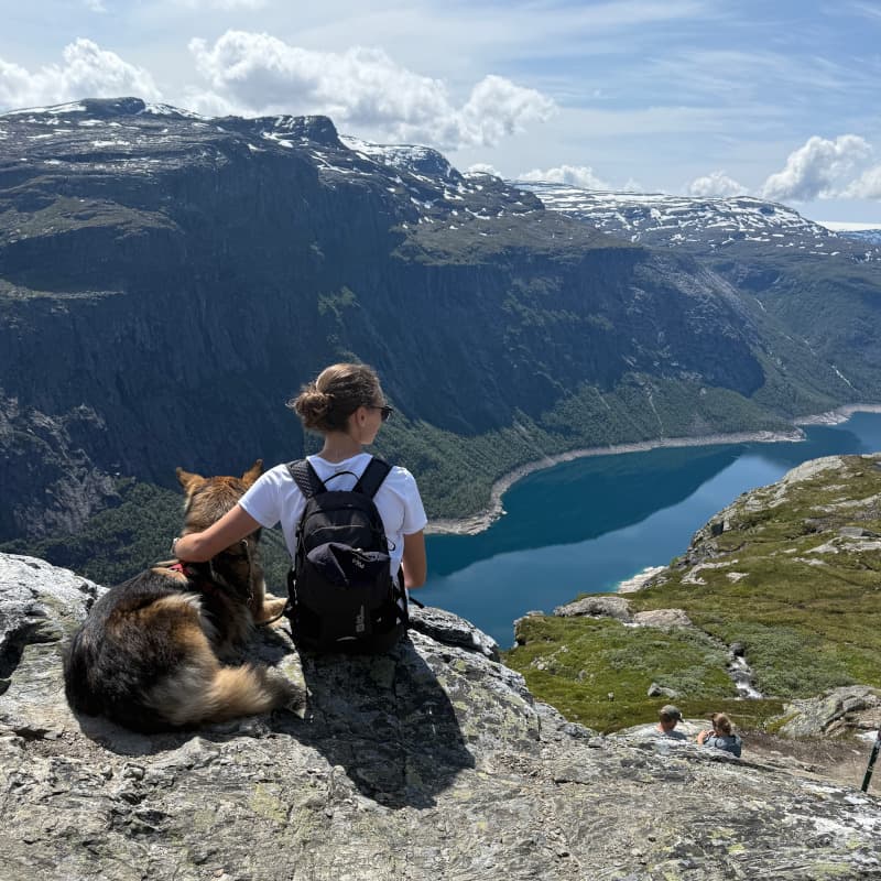 Sassi und Leeyah schauen auf den See - Trolltunga