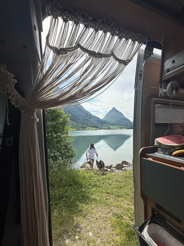 Sassi und Leeyah am Bergheimsvatnet See