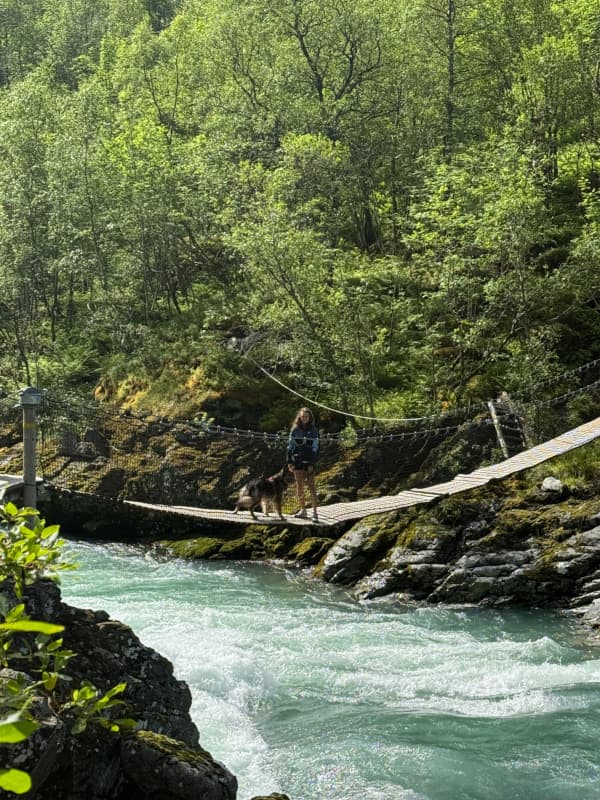 Sassi und Leeyah auf Hängebrücke bei Vettisfossen Wanderung