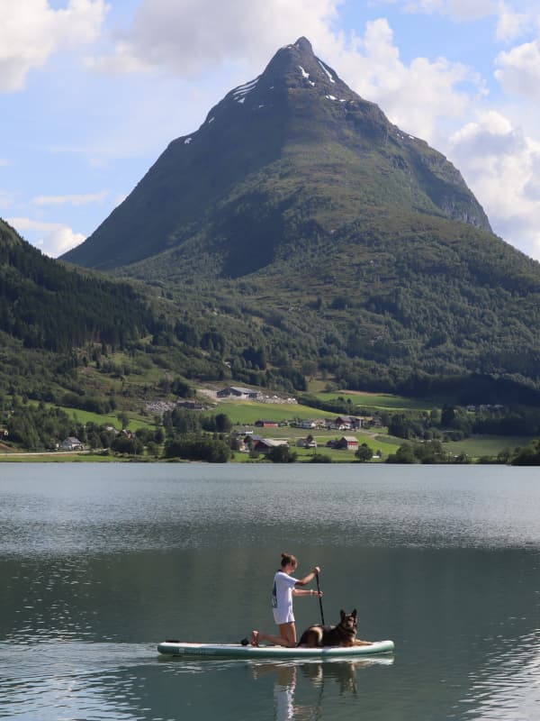 Sassi und Leeyah auf dem SUP beim Bergheimsvatnetsee