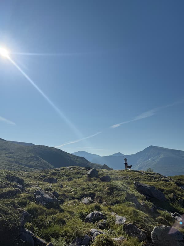 Sassi und Leeyah oben auf dem Berg - Trollkyrkja