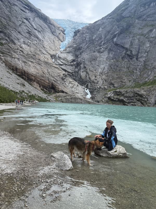 Sassi & Leeyah vor Briksdalsbreen