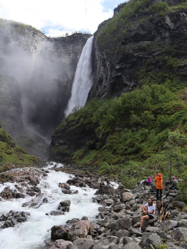 Sassi mit Leeyah vor Vettisfossen Wasserfall