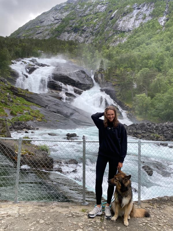 Sassi und Leeyah vor einem Wasserfall