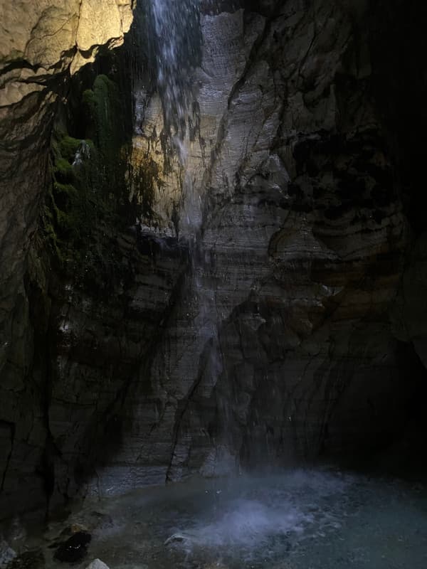 Trollkirche Wasserfall in der Höhle
