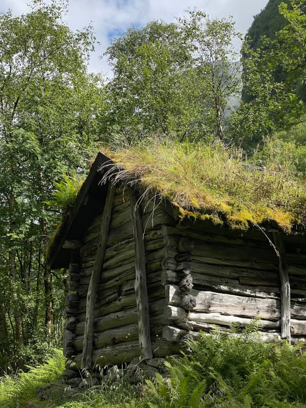 Holzhütte mit Grasdach, Vettisfossen Wanderung