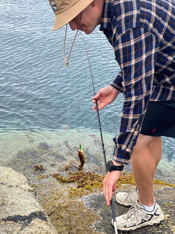 Fabis kleiner Fischfang beim Angeln