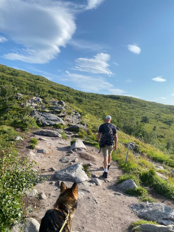 Fabi und Leeyah auf dem Wanderweg zum Kvalvika Beach