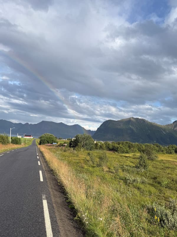 Regenbogen beim Hoven Gipfel, lofoten