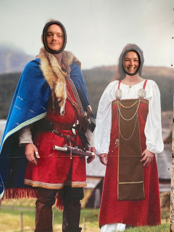 Sassi und Fabi im Wikinger Outfit - Wikinger Museum, Lofoten