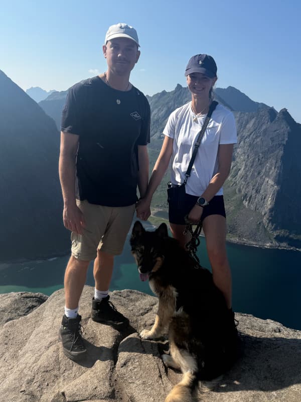 Fabi, Sassi und Leeyah auf dem Ryten Gipfel, Lofoten