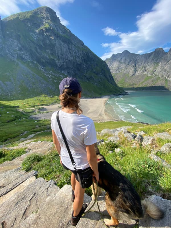 Sassi und Leeyah mit Blick auf Kvalvika Beach